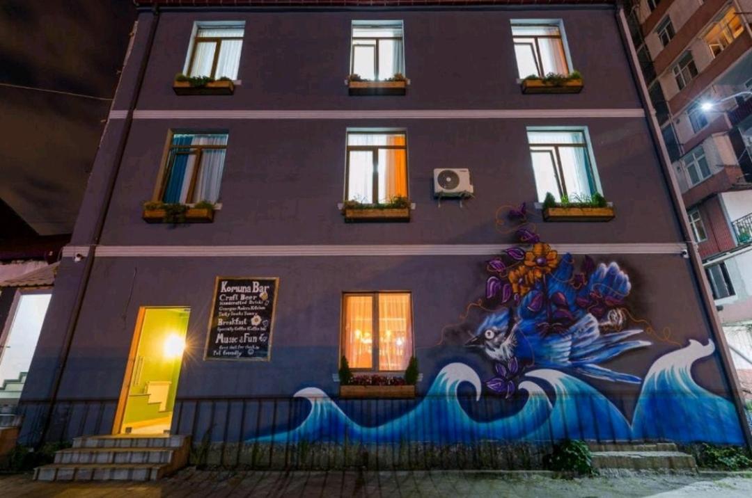 Komuna Hostel & Hotel Batoemi Buitenkant foto