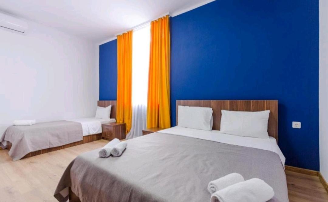 Komuna Hostel & Hotel Batoemi Buitenkant foto