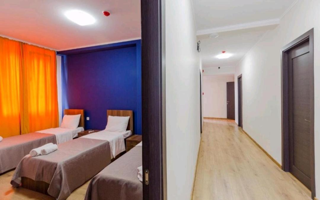 Komuna Hostel & Hotel Batoemi Buitenkant foto