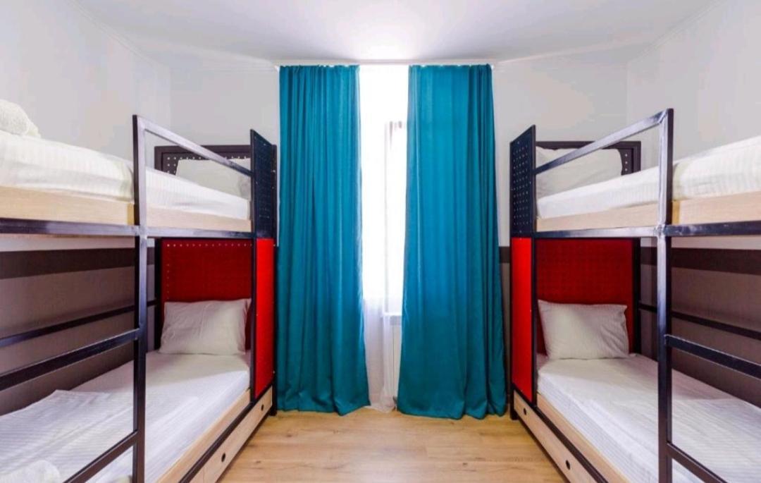Komuna Hostel & Hotel Batoemi Buitenkant foto