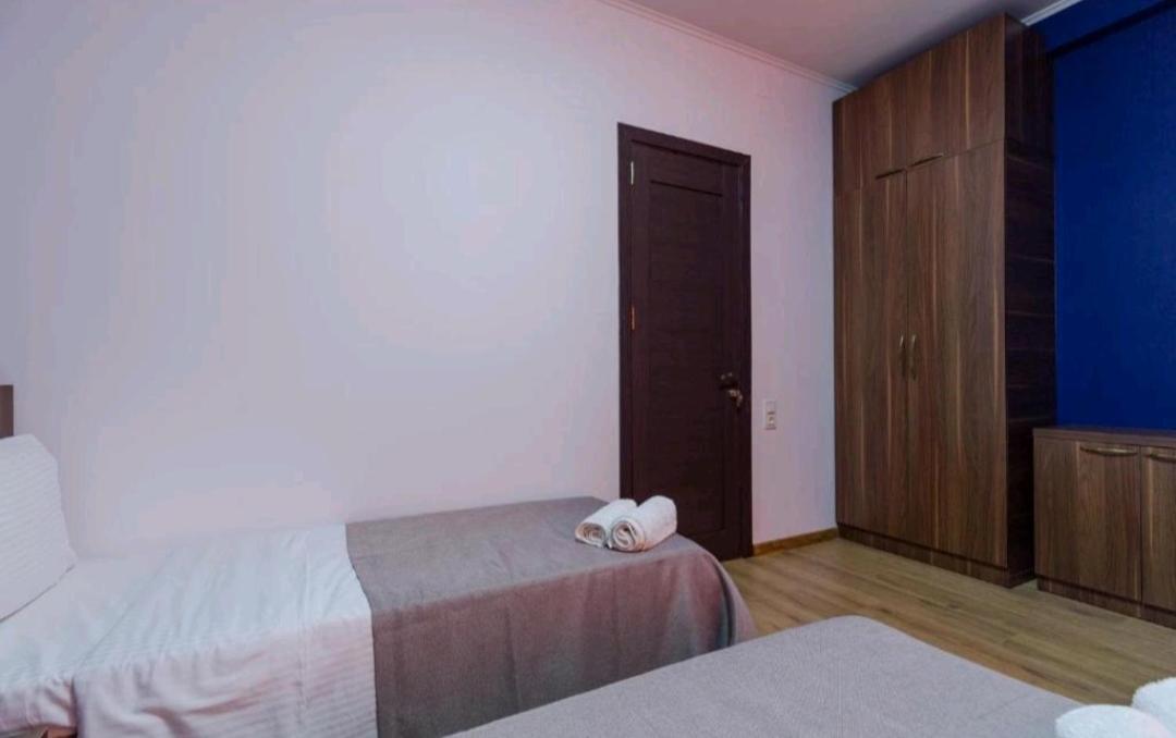 Komuna Hostel & Hotel Batoemi Buitenkant foto