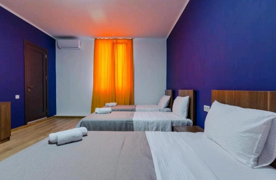 Komuna Hostel & Hotel Batoemi Buitenkant foto